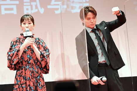 一番の“クズ男”役に選ばれてガッツポーズする菊池風磨(右)。