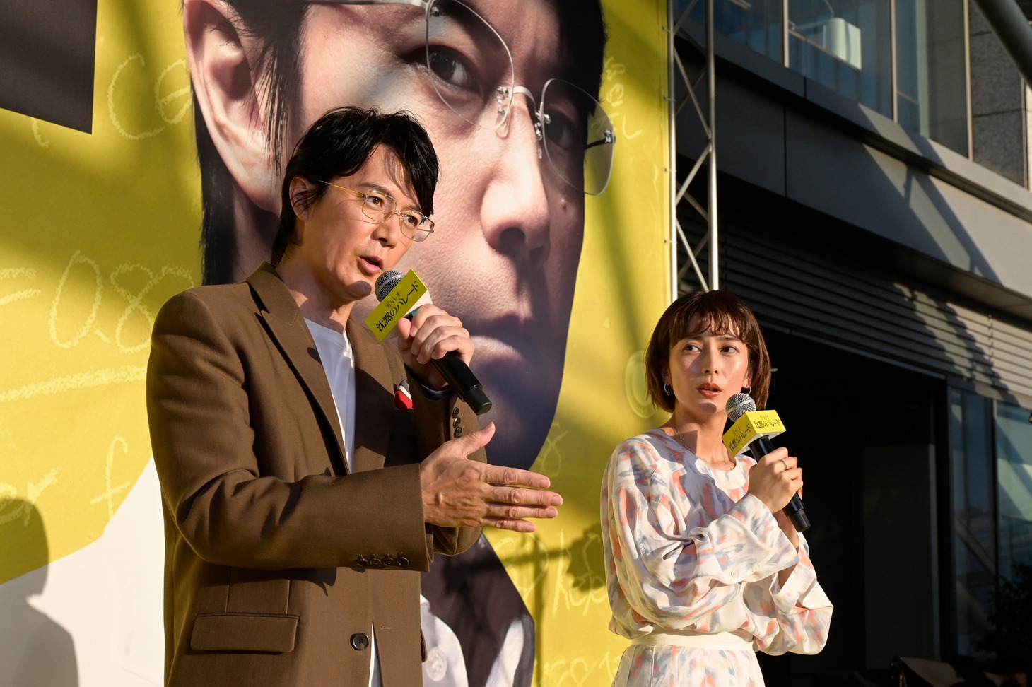 左から福山雅治、柴咲コウ。