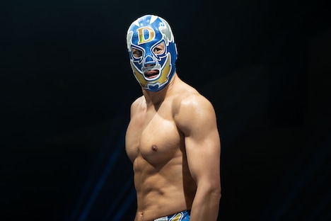 「覆面D」より、関口メンディー演じる覆面D。