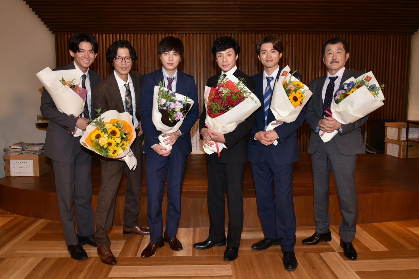 左から小瀧望、田辺誠一、塚本高史、東山紀之、白洲迅、吉田鋼太郎。