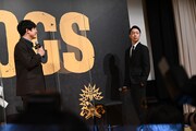 坂口健太郎（左）と、三神らしく振る舞う金田哲（右）。