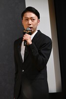 三神らしく振る舞う金田哲。