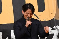 筋トレの様子を再現する岡田准一。