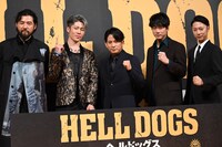 「ヘルドッグス」公開直前イベントの様子。左から吉原光夫、MIYAVI、岡田准一、坂口健太郎、金田哲。