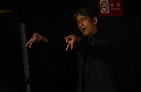 江口洋介の逆ダブルピース。