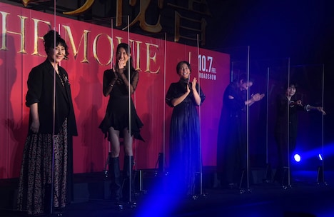 江口洋介の逆ダブルピースに喜ぶキャスト陣。