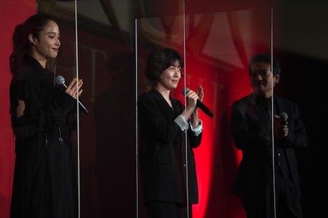 シム・ウンギョン（中央）