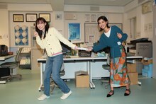 左から福原遥、黒島結菜。