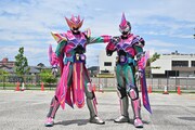 左から仮面ライダーライブマーベラス、仮面ライダーエビルマーベラス。