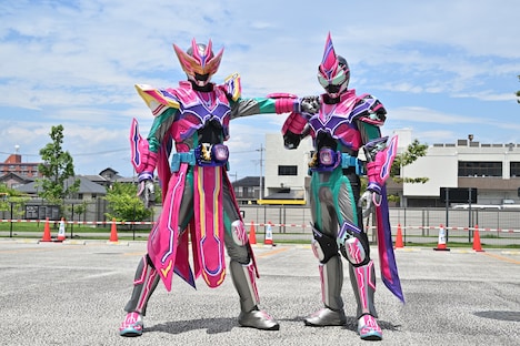 左から仮面ライダーライブマーベラス、仮面ライダーエビルマーベラス。