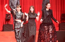 左から山本舞香、橋本環奈、横田真悠。