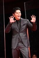 ホラーのポーズをする眞栄田郷敦。