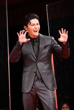 ホラーのポーズをする眞栄田郷敦。