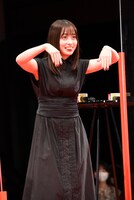 ホラーのポーズをする橋本環奈。