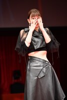 ホラーのポーズをする山本舞香。