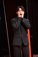 ホラーのポーズをする神尾楓珠。