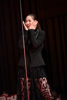 ホラーのポーズをする横田真悠。