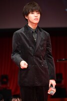 ホラーのポーズをする醍醐虎汰朗。