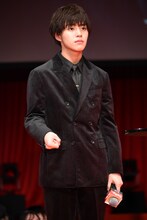 ホラーのポーズをする醍醐虎汰朗。