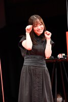 猫のポーズをする橋本環奈。