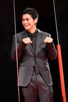 猫のポーズをする眞栄田郷敦。