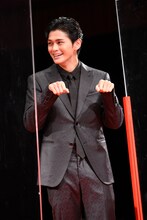 猫のポーズをする眞栄田郷敦。