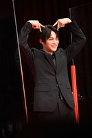 猫のポーズをする神尾楓珠。