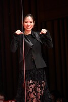 猫のポーズをする横田真悠。