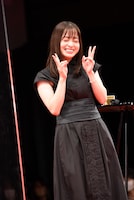 友達と写真を撮るポーズをする橋本環奈。