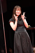 友達と写真を撮るポーズをする橋本環奈。