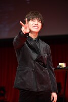 友達と写真を撮るポーズをする醍醐虎汰朗。