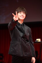 友達と写真を撮るポーズをする醍醐虎汰朗。