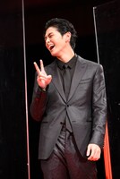 友達と写真を撮るポーズをする眞栄田郷敦。