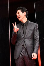 友達と写真を撮るポーズをする眞栄田郷敦。