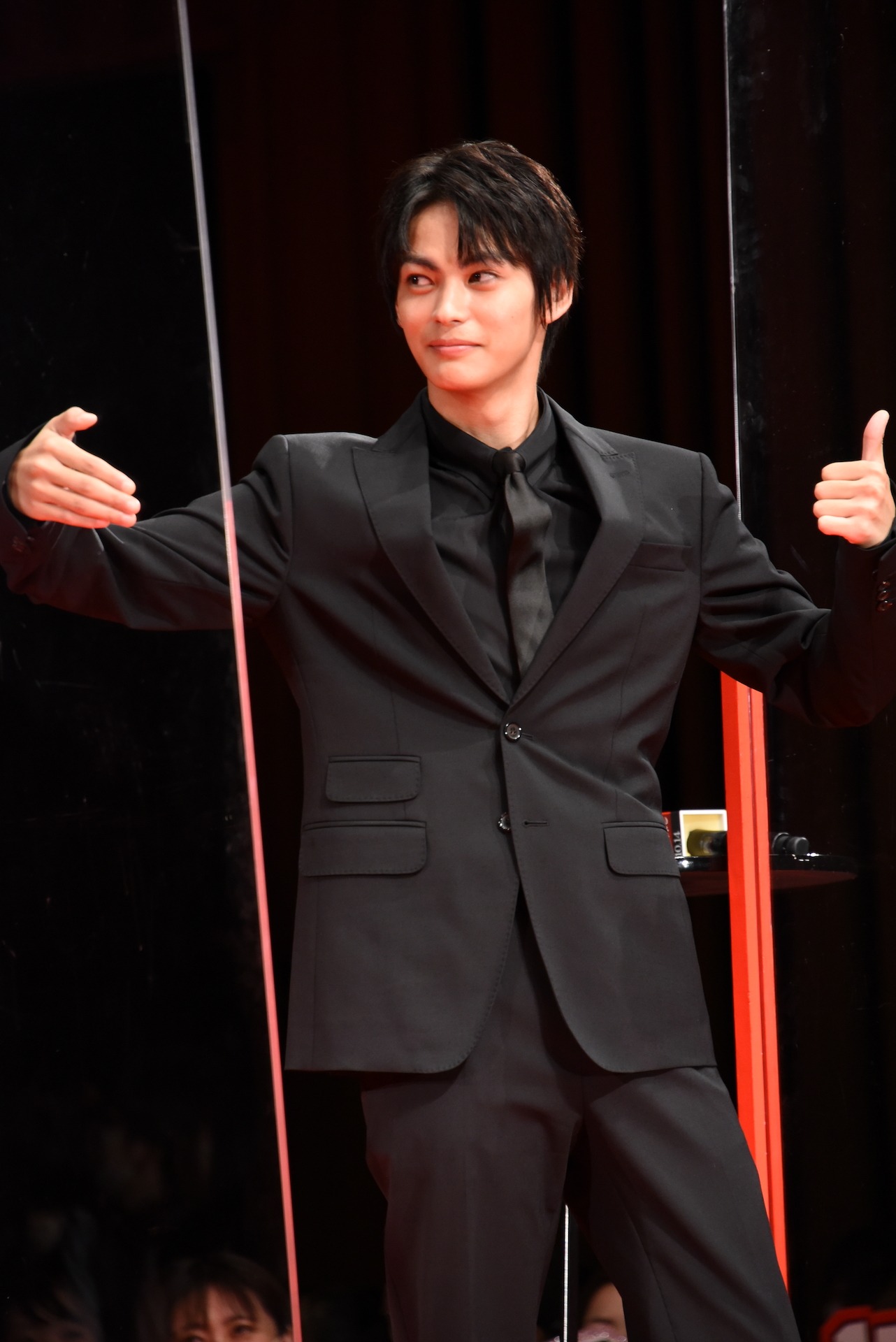 友達と写真を撮るポーズをする神尾楓珠。