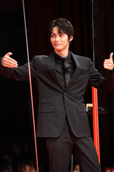 友達と写真を撮るポーズをする神尾楓珠。