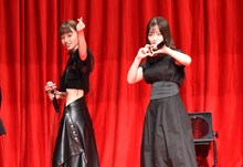 観客にハートマークを送る山本舞香（左）と橋本環奈（右）。