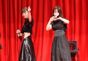 観客にハートマークを送る山本舞香(左)と橋本環奈(右)。