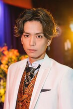 黒羽麻璃央演じるセミリオ。