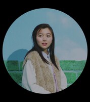 「niko and ... × 上白石萌歌 × 岩崎う大 15周年記念キャンペーン『彼女は着替えて、また旅に出る』篇」より。