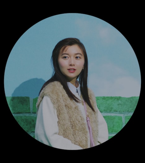 「niko and ... × 上白石萌歌 × 岩崎う大 15周年記念キャンペーン『彼女は着替えて、また旅に出る』篇」より。