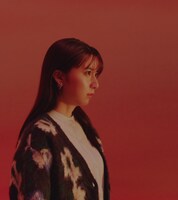 「niko and ... × 上白石萌歌 × 岩崎う大 15周年記念キャンペーン『彼女は着替えて、また旅に出る』篇」より。