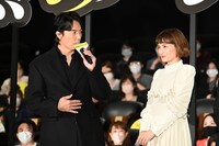 左から福山雅治、柴咲コウ。