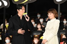 左から福山雅治、柴咲コウ。