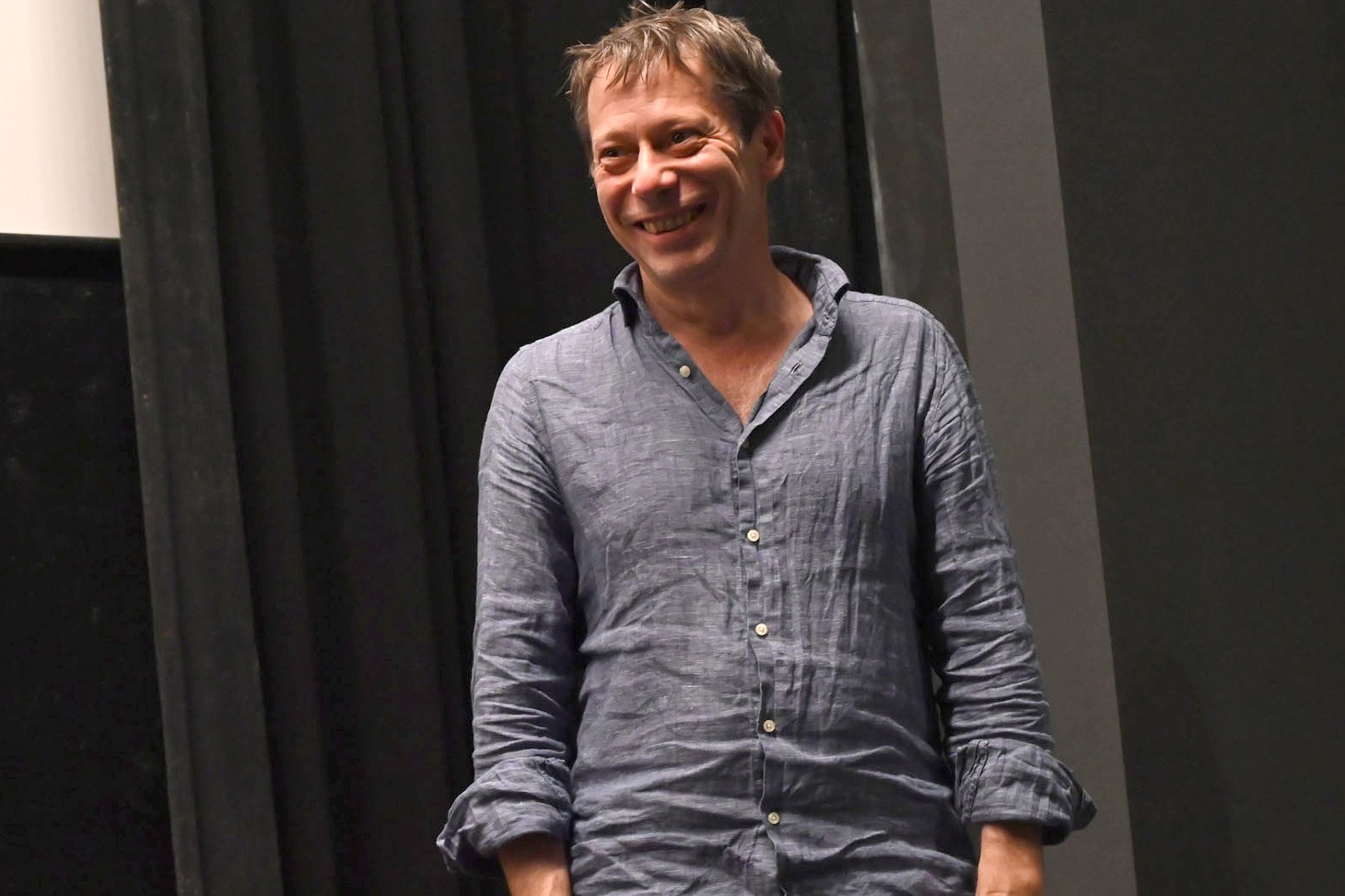 日本のファンに迎えられて笑顔を見せるマチュー・アマルリック。