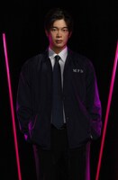 神志名将を演じる井之脇海。