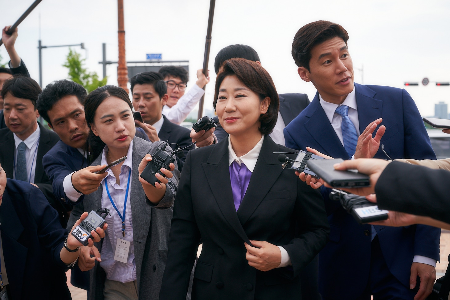 「正直政治家 チュ・サンスク」 (c) 2020 NEXT ENTERTAINMENT WORLD & FILMMAKERS R&K & SEM COMPANY. All Rights Reserved.
