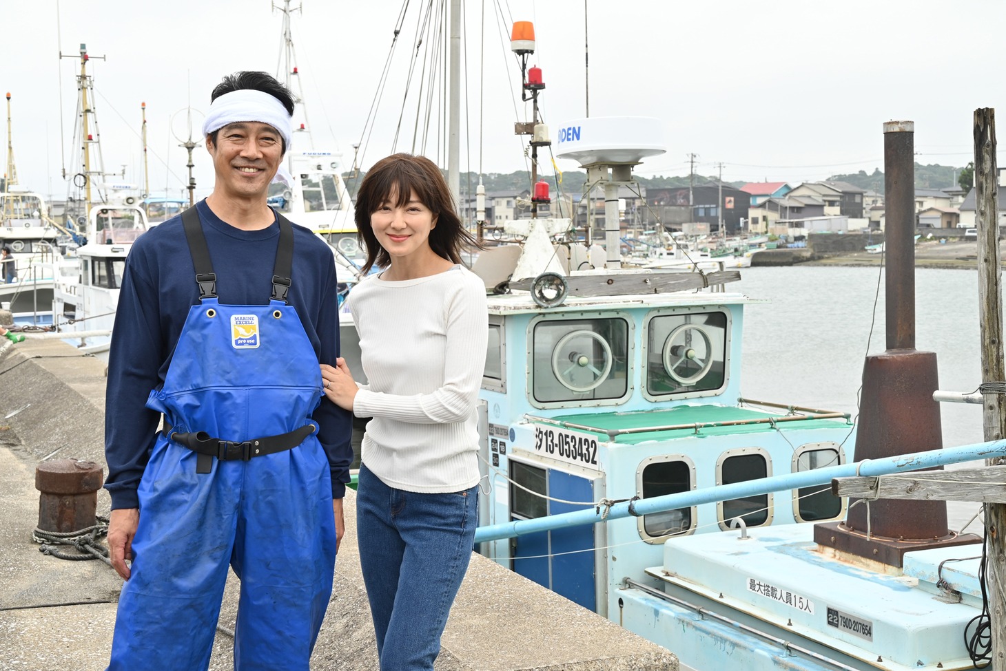 左から片岡洋を演じる堤真一、みやこを演じる中越典子。