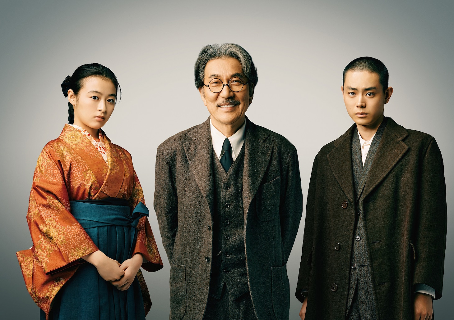 左から宮沢トシ役の森七菜、宮沢政次郎役の役所広司、宮沢賢治役の菅田将暉。