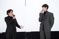 左から岡田准一、坂口健太郎。